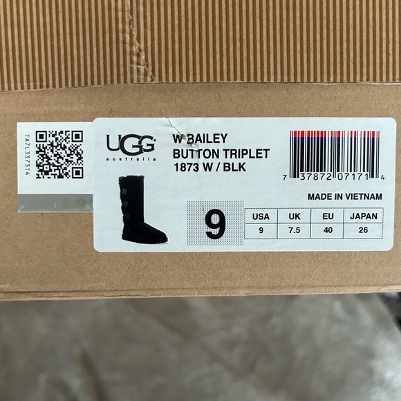 Women’s UGG Bailey Button Triplet Boots - Picture 10 of 10